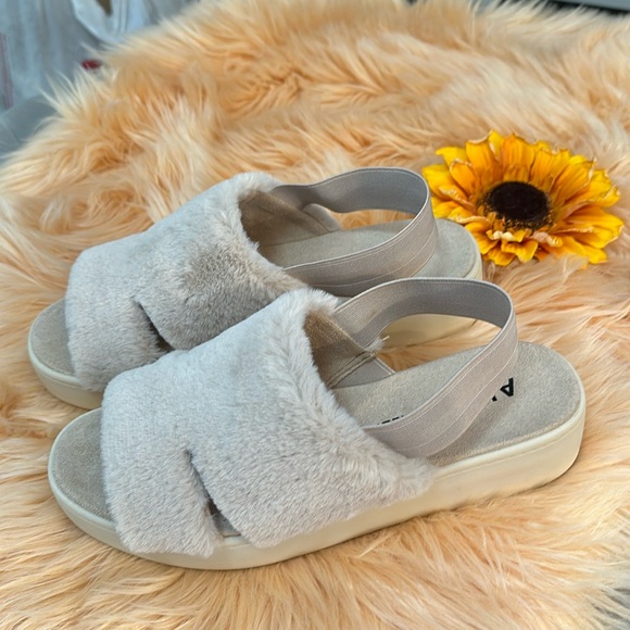 Anne Klein Faux Fur Slingback Platform Sandals Cream Sz 9 45% OFF - Picture 5 of 9